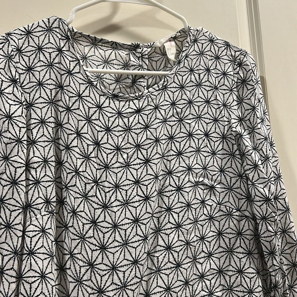 H&M button back 100% viscose Abstract Print hi/lo design Long Sleeves Size 4